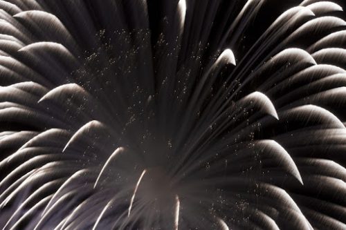 Ciche fajerwerki: Nowa era spektakli na niebie